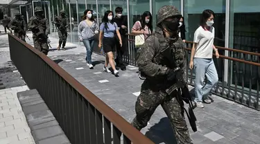 Tentara Korea Selatan ikut serta dalam latihan anti-teror di Pusat Seni Bucheon di Bucheon, sebelah barat Seoul (23/8/2022). Latihan anti-teror ini di sela-sela latihan militer gabungan Korea Selatan-AS yang disebut Ulchi Freedom Shield. (AFP/Jung Yeon-je)