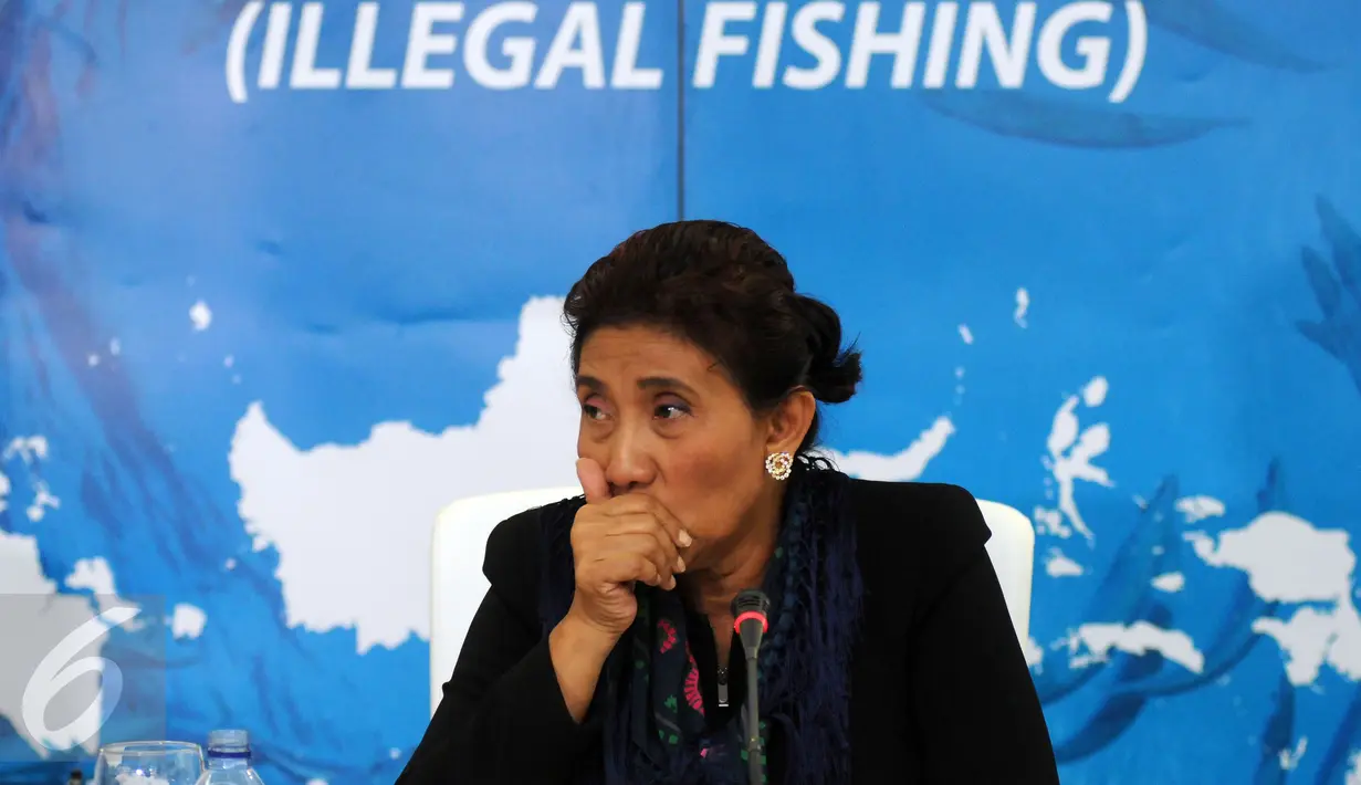 Menteri Kelautan dan Perikanan, Susi Pudjiastuti menyimak pertanyaan usai memberikan keterangan di Gedung Mina Bahari IV, Jakarta, Senin (29/8). Menteri Susi memaparkan sejumlah penanganan kasus tindak pidana perikanan. (Liputan6.com/Helmi Fithriansyah)