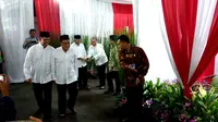 Aburizal Bakrie dan Panglima TNI Jenderal Gatot Nurmantyo tampak akrab dalam acara buka bersama di rumah dinas Ketua MPR Zulkifli Hasan, Jakarta. (Liputan6.com/Ahmad Romadoni)
