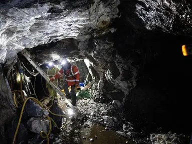 Penambang Dai Walker (kiri) dan pimpinan Alba Mineral Resources George Frangeskides memeriksa kondisi bawah tanah kelima tambang emas Clogau St David dekat Dolgellau, Wales, pada 27 Maret 2025. (Oli SCARFF/AFP)