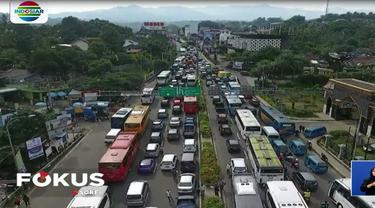 Untuk mengatur kendaraan, kepolisian Bogor memberlakukan sistem lalu lintas satu arah secara bergantian.