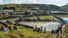 Para peserta pria berkonsentrasi dengan kailnya pada kompetisi memancing di sebuah kolam dekat desa Weilei di Negara Bagian Meghalaya, timur laut India, Sabtu (21/9/2019). Ratusan peserta berpartisipasi dalam kompetisi yang memperebutkan sejumlah hadia tersebut. (DIPTENDU DUTTA / AFP)