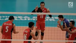 Pemain tim bola voli putra Indonesia berselebrasi saat mencetak poin pada final bola voli SEA Games 2017 melawan Thailand di MITEC, Kuala Lumpur, Minggu (27/8). Tim bola voli Indonesia kalah atas Thailand dengan skor 1-3. (Liputan6.com/Faizal Fanani)