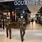 Polisi Thailand berpatroli di dalam pusat perbelanjaan Siam Paragon sebelum dibuka di Bangkok pada tanggal 4 Oktober 2023, sehari pasca penembakan yang menewaskan dua orang. (Lillian SUWANRUMPHA/AFP)