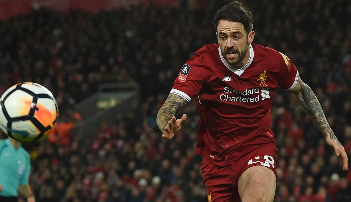 Striker Liverpool, Danny Ings mengejar bola saat menghadapi West Bromwich Albion pada laga putaran keempat Piala FA 2017/2018 di Anfield Stadium, Liverpool (27/1/2018). Danny Ings didatangkan Liverpool pada awal musim 2015/2016 dari Burnley yang terdegradasi di akhir musim 2014/2015. Bersama Liverpool ia bertahan selama 3 musim dengan hanya tampil dalam 25 laga di semua ajang dengan torehan 4 gol dan 1 assist. (AFP/Paul Ellis)