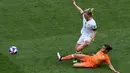Gelandang Belanda, Sherida Spitse, menekel gelandang Amerika Serikat, Sam Mewis, pada laga final Piala Dunia Wanita 2019 di Stadion Lyon, Lyon, Minggu (7/7). AS menang 2-0 atas Belanda. (AFP/Jean-Philippe Ksiazek)