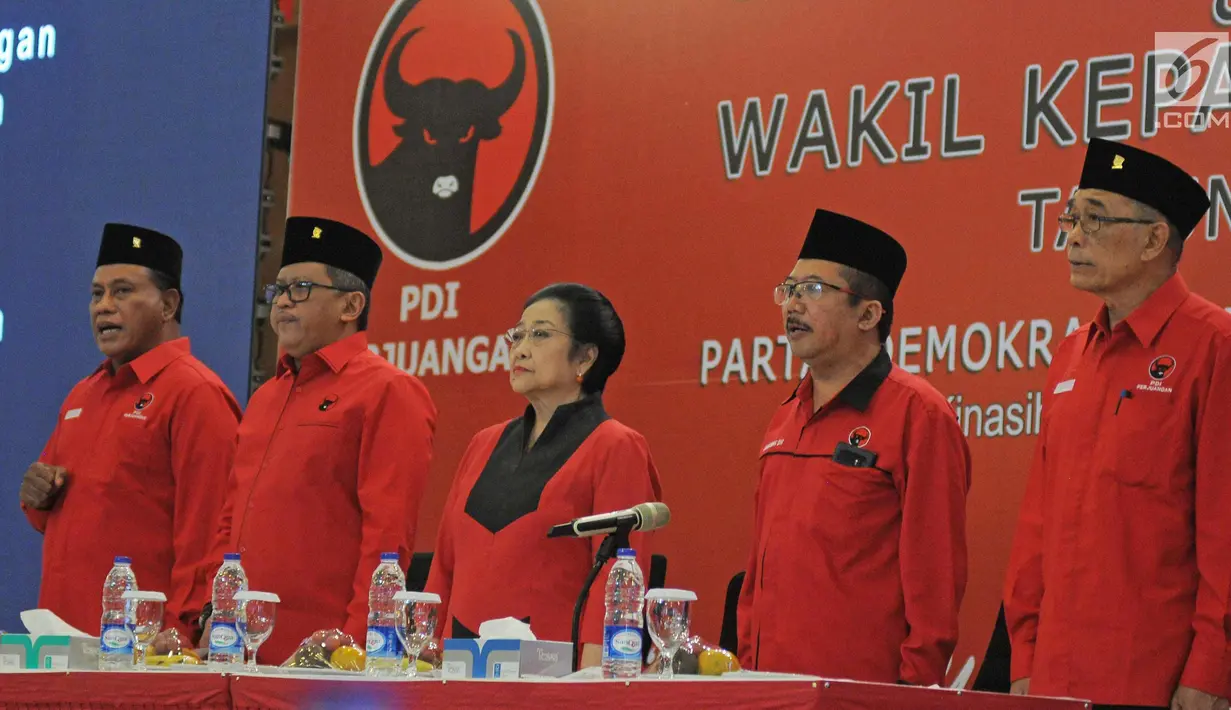 Ketum PDI-P, Megawati Soekarnoputri (tengah) mengikuti acara pembukaan sekolah partai angkatan ke-6 di Wisma Kinasih, Depok, (28/1). Sebanyak 88 bakal calon Kepala Daerah dan Wakil Kepala Daerah mengikuti sekolah tersebut. (Liputan6.com/Herman Zakharia)