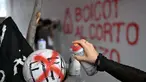 Sejumlah aktivis menggelar aksi Anti-Piala Dunia 2026 di luar Stadion Azteca, Meksiko pada Rabu (27/05/2026) waktu setempat. (AFP/Yuri Cortez)
