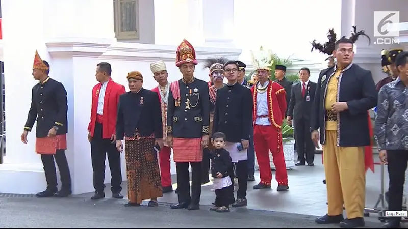 Gandeng Jan Ethes, Jokowi Tampil Beda dengan Baju Adat Aceh