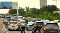 Suasana arus lalu lintas di sepanjang ruas jalan tol Bandara Soekarno Hatta, Cengkareng, Tangerang, Rabu (24/12). Meningkatnya penumpang pada Natal dan Tahun Baru tahun ini membuat kemacetan di Terminal 1 dan 2. (Liputan6.com/Faisal R Syam)