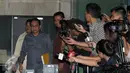 Ketua Badan Legislasi DPRD DKI Jakarta, M Taufik keluar dari Gedung KPK, Jakarta, Senin (11/4) Taufik diperiksa sebagai saksi atas tersangka M Sanusi dalam kasus dugaan suap pembahasan Raperda terkait reklamasi Teluk Jakarta. (Liputan6.com/Helmi Afandi)