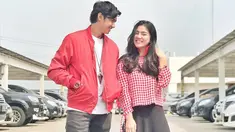 Gaya busana mereka selalu kompak. Caesar tampil kece saat memakai jaket merah dan kaus putih serta Felicya tampil menawan dengan kemeja flanel kotak-kotak yang berwarna senada. (Liputan6.com/IG/@hitocaesar)