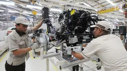Pekerja merakit mesin mobil All New BMW X3 xDriver20i di PT Gaya Motor, Sunter, Jakarta, Rabu (18/7). All New BMW X3 xDriver20i rakitan dalam negeri ditawarkan dengan harga Rp 1.009.000.000. (Merdeka.com/Dwi Narwoko)