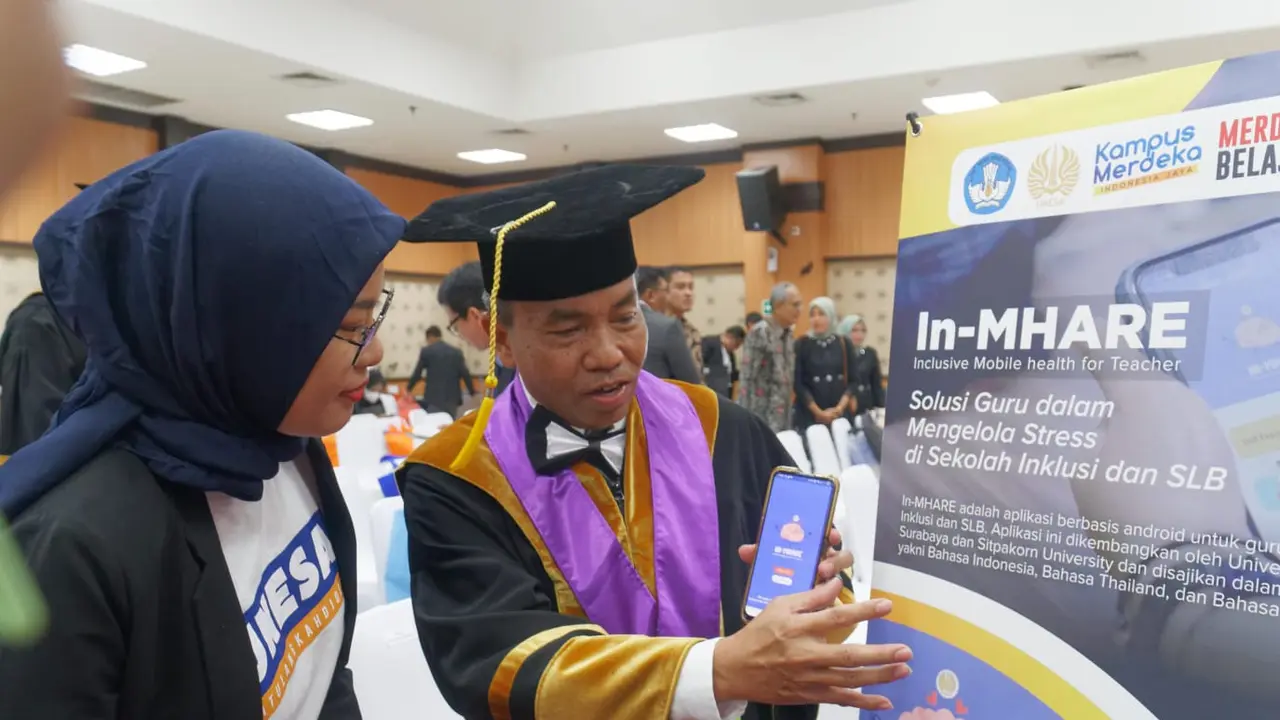 Guru Besar Bidang Manajemen Pendidikan Khusus Unesa Prof. Dr. Sujarwanto meluncurkan meluncurkan tiga inovasi bidang disabilitas. (Dian Kurniawan/Liputan6.com)