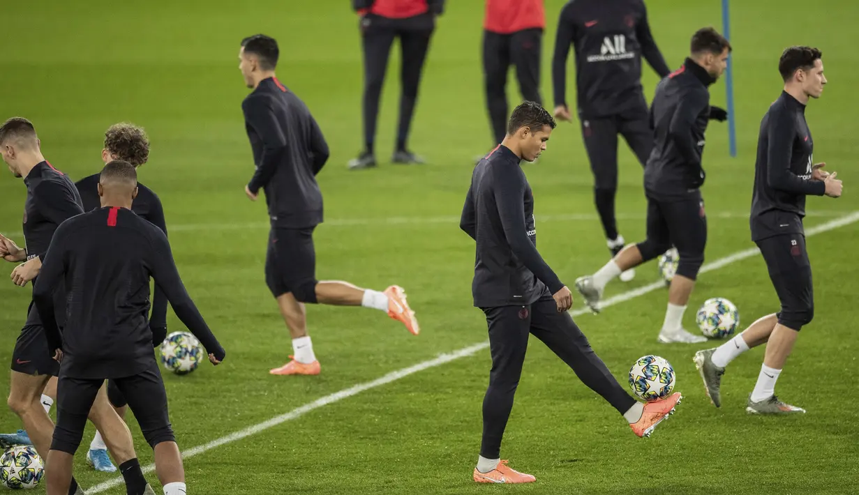 Para Paris Saint-Germain saat mengikuti sesi latihan di stadion Santiago Bernabeu di Madrid (25/11/2019). PSG akan bertanding melawan Real Madrid pada Grup A Liga Champions di Santiago Bernabeu. (AP Photo/Bernat Armangue)