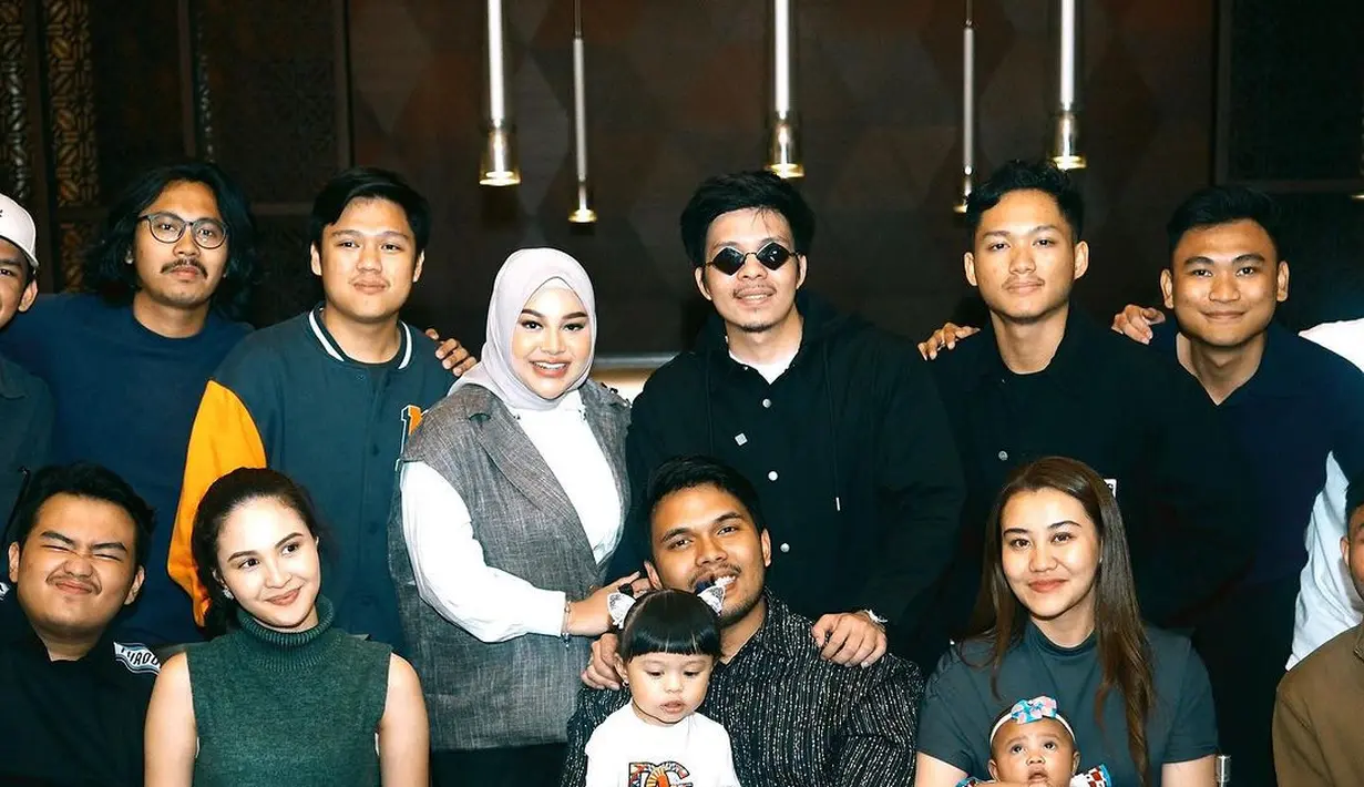 Tidak sedikit netizen yang memuji kekompakan Aaliyah, Aurel, dan Atta rayakan ulang tahun Thariq bersama. Beberapa netizen juga mendoakan Aaliyah segera bergabung menjadi anggota keluarga. [@attahalilintar/@aaliyah.massaid]