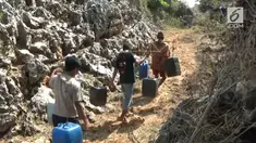 Akibat kemarau panjang, beberapa desa di kabupaten Tuban, Jawa Timur, mengalami kekeringan dan krisis air bersih, untuk mendapatkan air bersih.