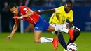 Penyerang Chile, Alexis Sanchez (kanan) berusaha merebut bola dari Osbaldo Lastra pada pertandingan pembukaan Copa America 2015 di National Stadium, Santiago, Chile, (11/6/2015). Chile menang 2-0 atas Ekuador. (REUTERS/Ivan Alvarado)