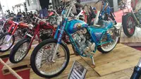 Motor kustom dengan corak tenun songket di Suryanation Motorland Battle seri Makassar. (Septian/Liputan6.com)