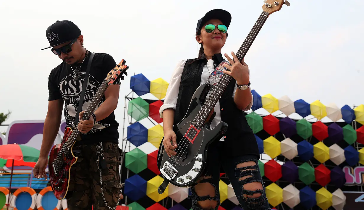 Aksi keren Chua Kotak di panggung Inbox Awards 2015, ia tampil layaknya rocker dengan rompi hitam serta celana jeans robek. (Wimbarsana/Bintang.com)
