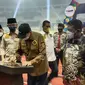 Gubernur Banten Wahidin Halim dan Wakil Gubernur Banten Andika Hazrumi meresmikan Banten International Stadium (BIS), Senin (9/5/2022). BIS disebut sebagai stadion bertaraf internasional pertama di Provinsi Banten. (Liputan6.com/Yandhi Deslatama)