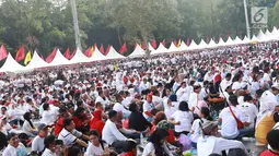 Massa pendukung paslon nomor urut 01 menggelar nonton bareng Konser Putih Bersatu di luar Stadion GBK, Jakarta, Sabtu (13/4). Tingginya antusiasme warga menghadiri kampanye akbar Jokowi-Ma'ruf Amin membuat SUGBK penuh hingga warga terpaksa menonton dari luar stadion. (Liputan6.com/Immanuel Antonius)