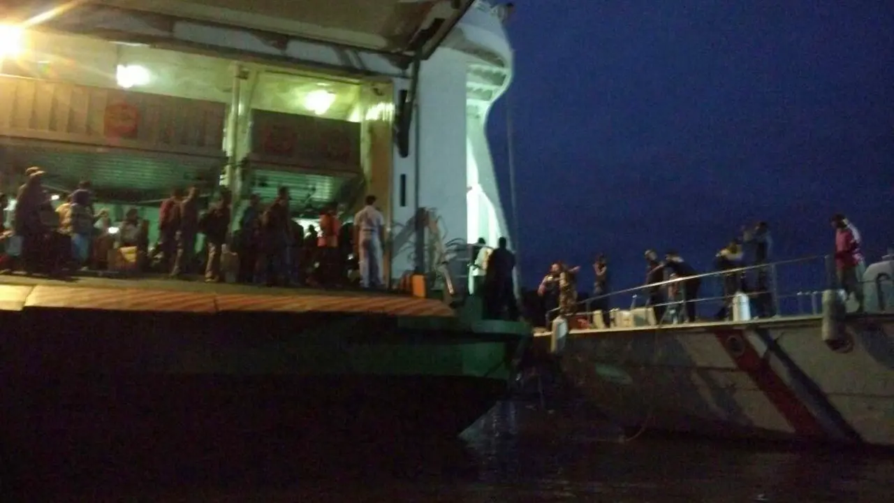 Kapal tabrak kantor syahbandar