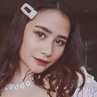Buku-buku hasil tulisan Prilly Latuconsina telah diterbitkan. Buku pertamanya ialah 5 Detik Dan Rasa Rindu. (Liputan6.com/IG/prillylatuconsina96)