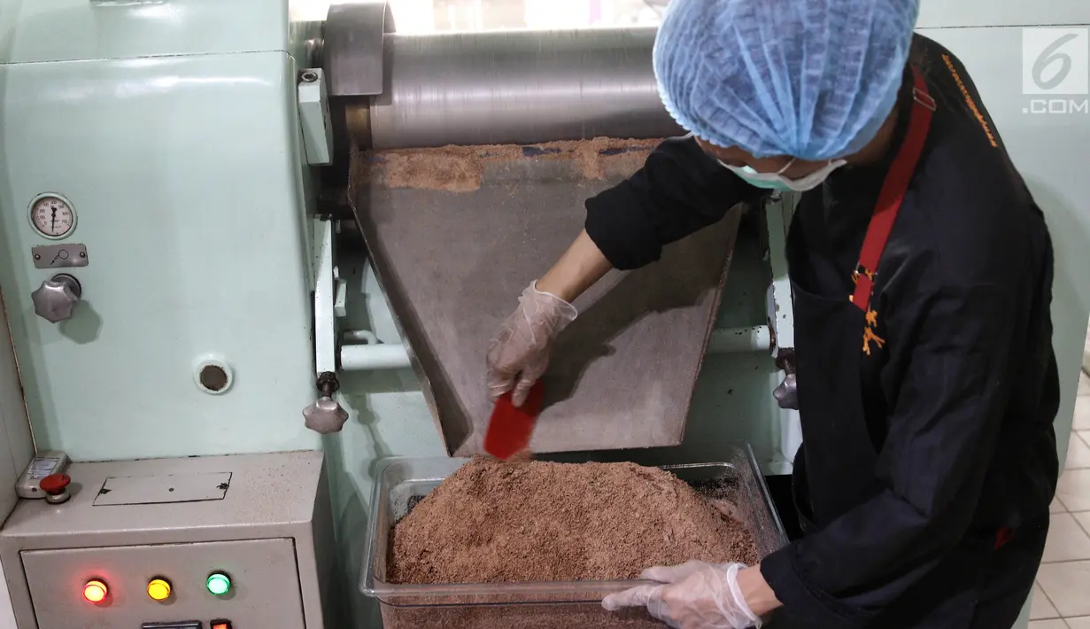 Pekerja mengaduk biji kakao yang sudah digiling di toko Pipiltin Cocoa kawasan Barito, Jakarta, Kamis (13/9). Pipiltin Cocoa memproduksi cokelat dengan biji kako asli Indonesia. (Liputan6.com/Herman Zakharia)