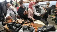 Gubernur Ridwan Kamil bersama istri tengah melihat ragam produk kerajinan kulit Sukaregang Garut, dalam kunjungan kerja di Garut. (Liputan6.com/Jayadi Supriadin)