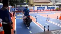 Desain lintasan ujian praktik SIM C yang baru berbentuk letter S di Polres Metro Bekasi Kota mendapat sambutan baik dari pemohon. (Liputan6.com/Bam Sinulingga)