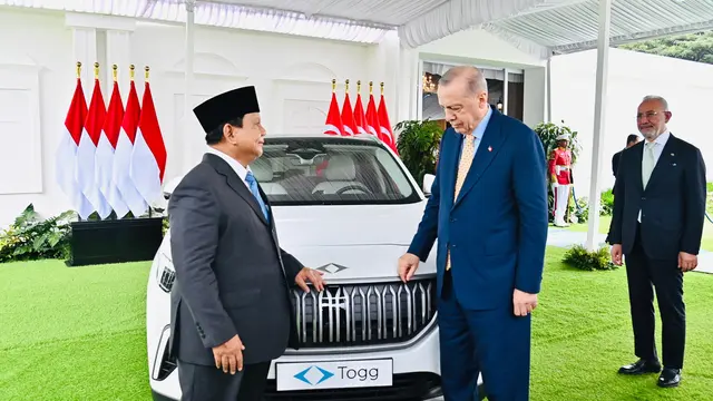 Presiden Turki Recep Tayyip Erdogan memberikan satu unit mobil listrik Togg T10X kepada Presiden Prabowo Subianto,