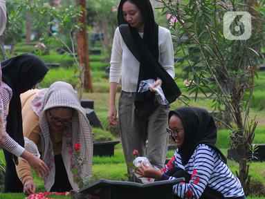 Warga berziarah ke makam TPU Malaka di Jakarta Timur, Sabtu (11/2023). Untuk menghindari kepadatan saat berziarah ke makam keluarga, warga memilih untuk lebih awal guna menghindari kepadatan ziarah kubur jelang bulan suci Ramadhan 1444 Hijriah. (merdeka.com/Imam Buhori)