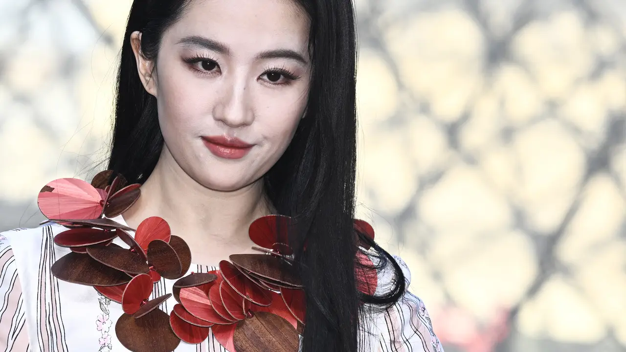 Gaya Liu Yifei Dikritik Ketinggalan Zaman Saat Sumbang Cuan Rp135,3 M untuk Louis Vuitton