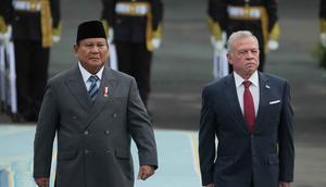 Kunjungan kenegaraan Raja Yordania Hasyimiah, Abdullah II Ibn Al Hussein guna memperdalam dialog strategis dan memperluas kerja sama. Tampak dalam foto, Raja Yordania Hasyimiah, Abdullah II Ibn Al Hussein, di sebelah kanan, berjalan bersama Presiden Indonesia Prabowo Subianto saat mereka memeriksa pasukan kehormatan selama upacara penyambutan sebelum pertemuan mereka di Istana Merdeka, Jakarta, Jumat 14 November 2025. (AP Photo/Achmad Ibrahim)