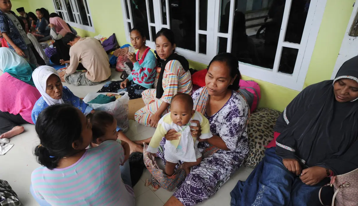 Pengungsi bencana tsunami beristirahat di sebuah masjid di Tenjolahang, provinsi Banten, Rabu (26/12). Data sementara jumlah korban dari bencana tsunami Selat Sunda tercatat lebih dari 400 orang meninggal dunia. (Sonny TUMBELAKA / AFP)