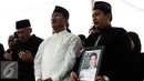 Teten Masduki (kiri), Mantan Ketua Mahkamah Konstitusi Jimly Asshiddiqie (tengah) hadir dalam prosesi pemakaman Alm Husni Kamil Malik  di TPU Jeruk Purut, Jakarta, Rabu (8/7). Husni meninggal pada usia ke-41. (Liputan6.com/Faizal Fanani)