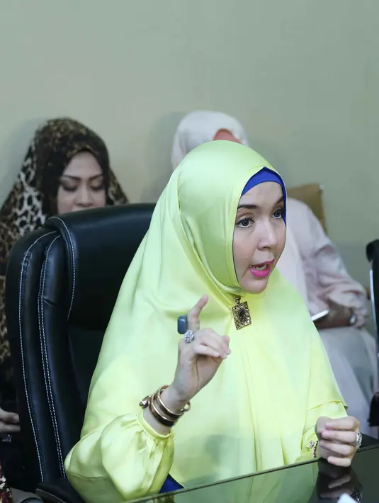 "Ketika itu saya kecewa dan menangis kepada beliau mengapa kamu melakukan itu kepada saya. Status saya belum selesai. Kok kamu teganya punya hubungan dengan orang lain, di situ beliau membantah," sambung Rima. (Nurwahyunan/Bintang.com)