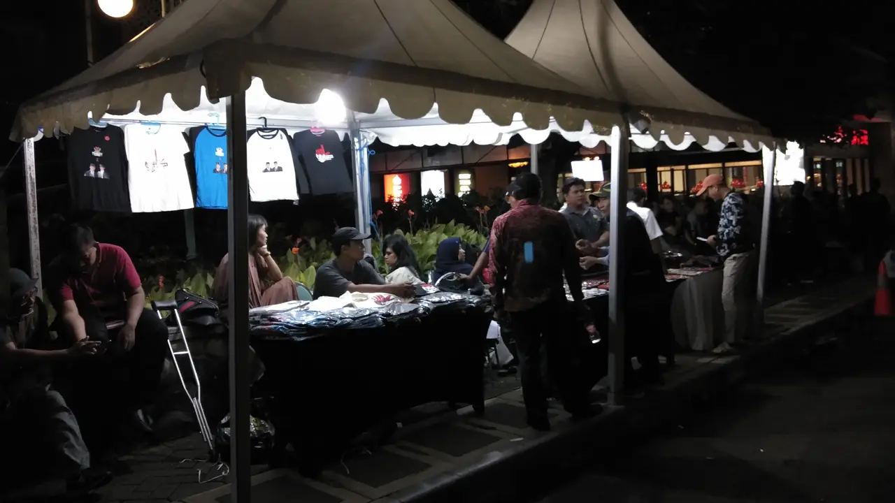 Keuntungan Menggiurkan, Pedagang Kais Rejeki di Acara Debat Capres