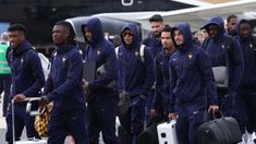 Kylian Mbappe (tengah) dan sejumlah pemain Timnas Prancis tiba di Bandara Paderborn Lippstadt, Jerman pada Rabu (12/06/2024) waktu setempat untuk berlaga di Euro 2024. (AFP/Franck Fife)