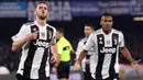 Gelandang Juventus, Miralem Pjanic, melakukan selebrasi usai membobol gawang Napoli pada laga Serie A di Stadion San Paolo, Minggu (3/3). Juventus menang 2-1 atas Napoli. (AP/Cesare Abbate)