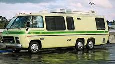 GMC Kingsley merupakan sebuah Motorhome yang sudah diproduksi sejak tahun 1972 hingga 1978. Mobil satu ini didesain dan dibangun secara keseluruhan oleh GMC. Adapun dari segi dapur pacu, GMC Kingsley memiliki dua pilihan mesin yaitu mesin Oldsmobile V8 7,5 liter dan 6,6 liter dengan transmisi matic tiga percepatan. (Source: tincantourists.com)
