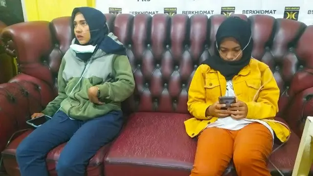 Warga yang mendatangi rumah singgah posko pelayanan kabut asap sebuah partai di Pekanbaru.