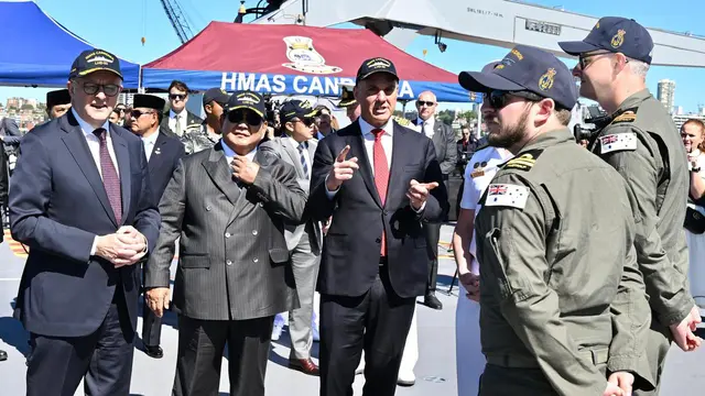 Presiden Prabowo Subianto dan Perdana Menteri (PM) Australia Anthony Albanese meninjau langsung Kapal HMAS Canberra di Garden Island Naval Base, Australia, Rabu (12/11/2025) (Biro Pers)