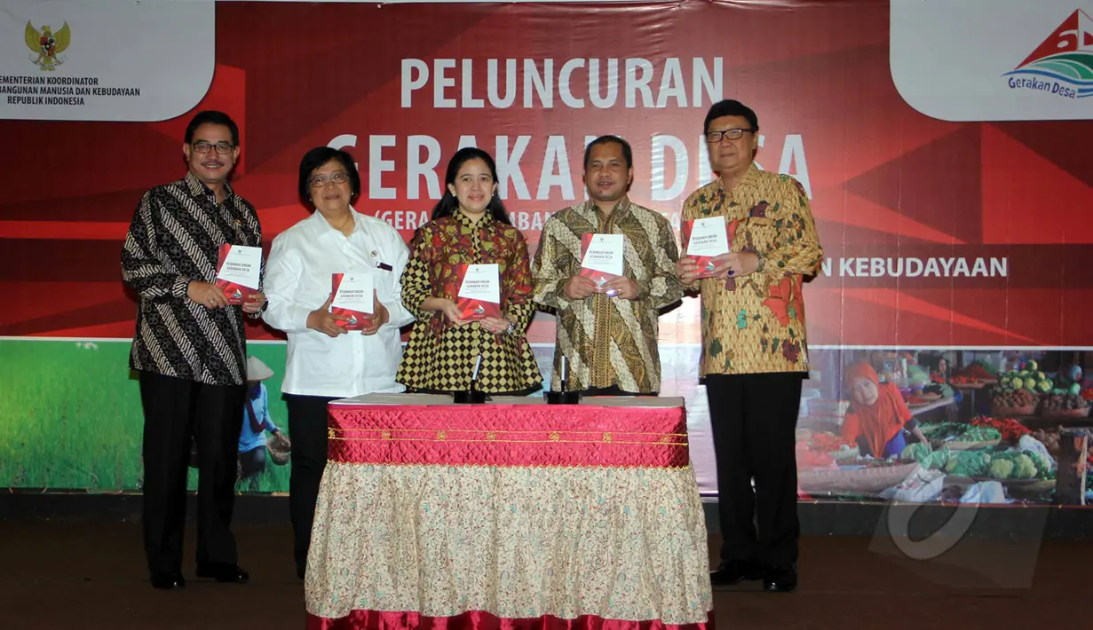 Menko Pembangunan Manusia dan Kebudayaan, Puan Maharani (tengah) bersama empat menteri terkait berfoto usai peluncuran Gerakan Desa di Jakarta, Selasa (7/4/2015). Para menteri tersebut melakukan sinkronisasi pembangunan desa. (Liputan6.com/Helmi Afandi)