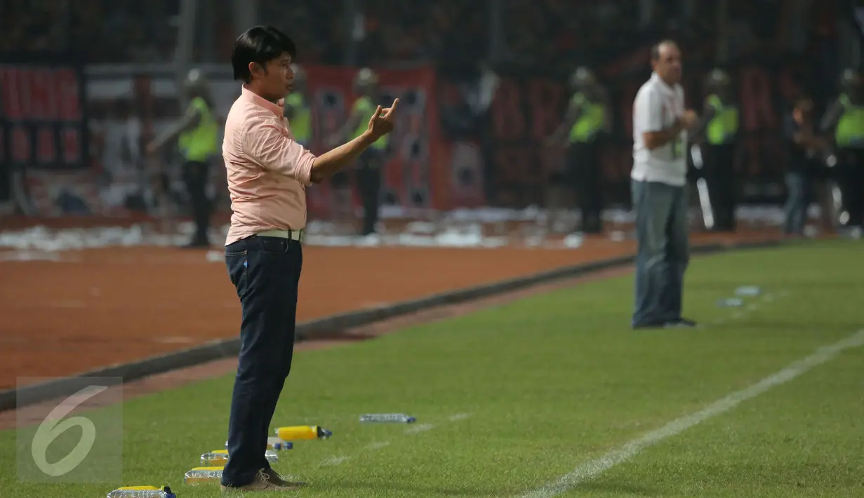 Pelatih PS TNI, Eduard Tjong (kiri) memberikan arahan saat laga melawan Persija di lanjutan Torabika Soccer Championship presented by IM3 Ooredoo di Stadion GBK Jakarta, Jumat (10/6). Persija unggul 1-0 atas PS TNI. (Liputan6.com/Helmi Fithriansyah)