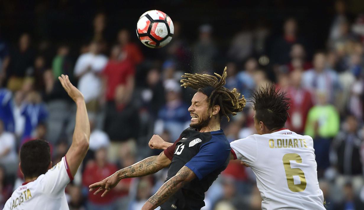 Pemain AS, Jermaine Jones (tengah), berebut bola dengan pemain Kosta Rika, Oscar Duarte, pada laga penyisihan Grup A Copa America Centenario 2016 di Chicago, Illinois, AS, (8/6/2016) WIB. (AFP/Omar Torres)