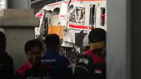 Dramatisnya Evakuasi Korban Kecelakaan Kereta di Bekasi