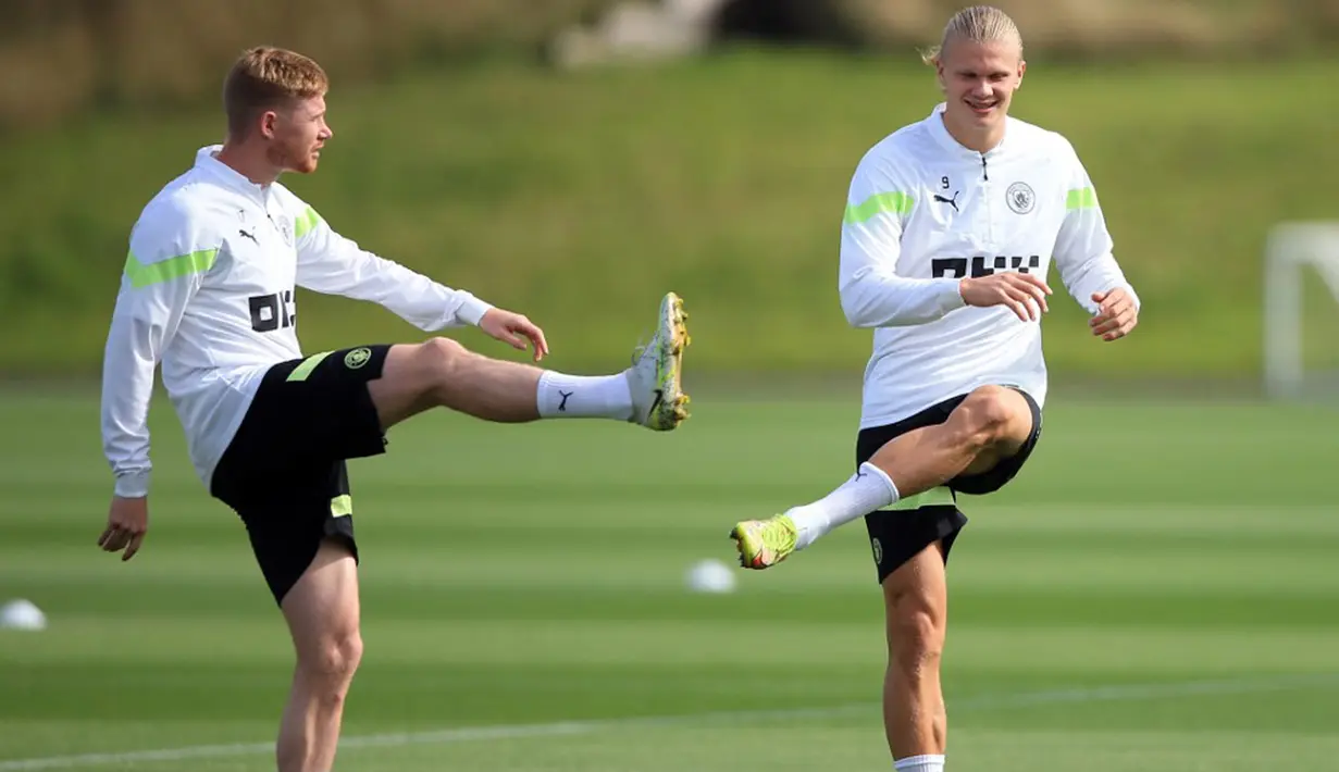 Pemain Manchester City Kevin De Bruyne (kiri) dan Erling Haaland saat sesi latihan di tempat latihan Manchester City di Manchester, Inggris, 13 September 2022. Manchester City akan menghadapi Borussia Dortmund pada pertandingan sepak bola Grup G Liga Champions. (Lindsey Parnaby/AFP)