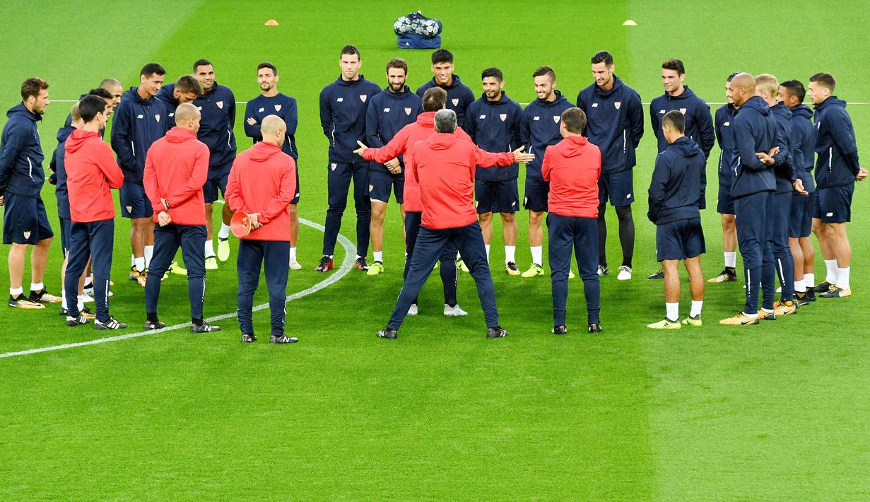 Para pemain Sevilla saat melakukan sesi latihan jelang laga Liga Champions di Stadion Anfield, Liverpool, Selasa (12/9/2017). Sevilla akan berhadapan dengan Liverpool. (AFP/Anthony Devlin)